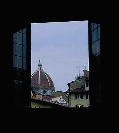 窓の外に見えるフィレンツェのドゥオーモ