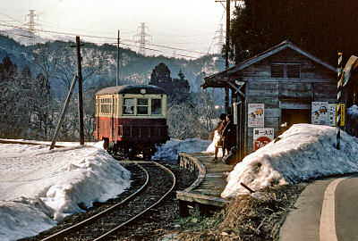 大杉谷口駅に到着するキハ2 - 1977.3