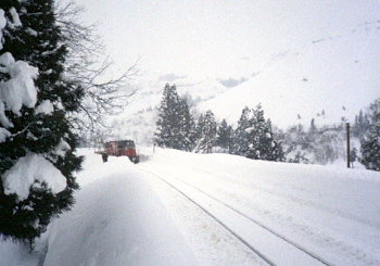 柿の木駅付近を通過する除雪車