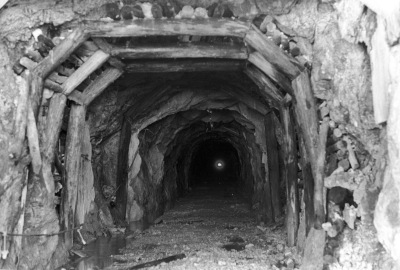 倉谷と尾小屋を結ぶトンネル